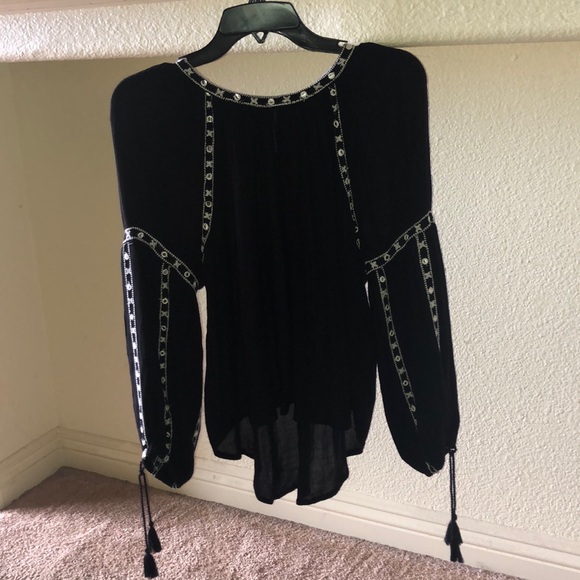 Black long sleeve blouse w/ white design - Picture 4 of 5